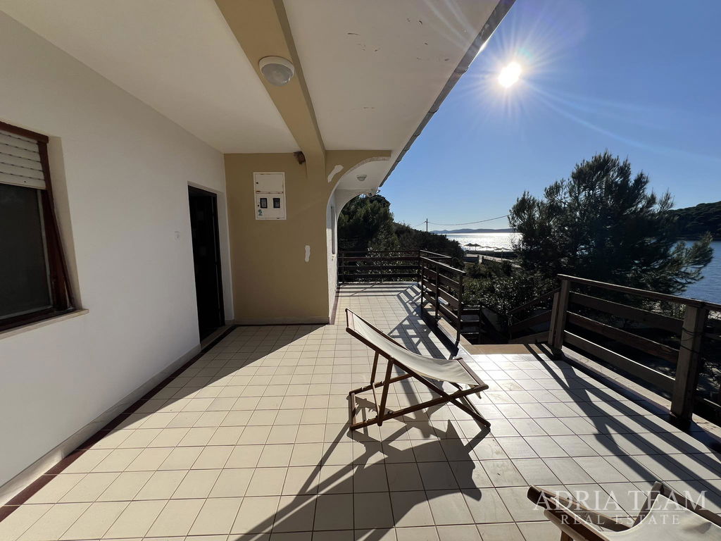 DŮM S GARÁŽÍ A VÝHLEDEM NA MOŘE, PRVNÍ ŘADA U MOŘE - BRGULJE, MOLAT