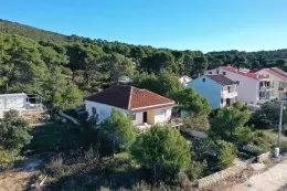 DŮM S GARÁŽÍ A VÝHLEDEM NA MOŘE, PRVNÍ ŘADA U MOŘE - BRGULJE, MOLAT nemovitost na prodej