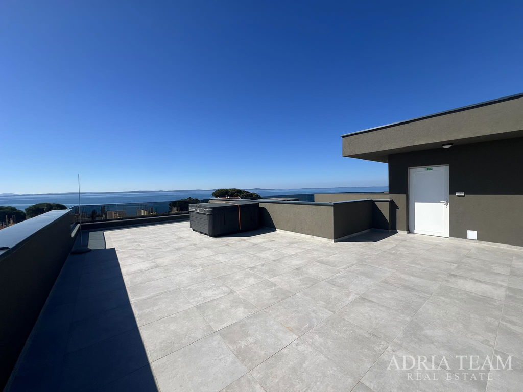 LUXUSNÍ APARTMÁN V BYTOVÉM DOMĚ, 70m OD MOŘE - PRIVLAKA, ZADAR