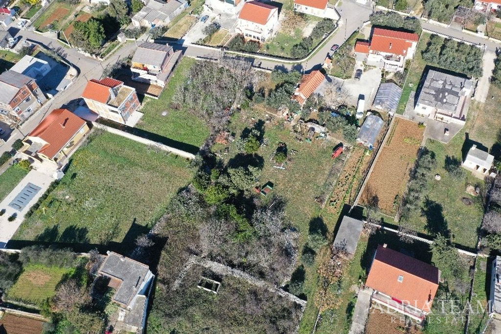 STAVEBNÍ POZEMEK 1711m2 - VRSI