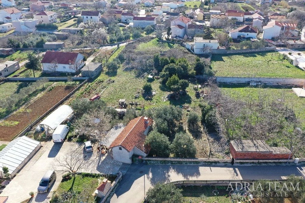 STAVEBNÍ POZEMEK 1711m2 - VRSI