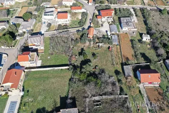 STAVEBNÍ POZEMEK 1711m2 - VRSI nemovitost na prodej