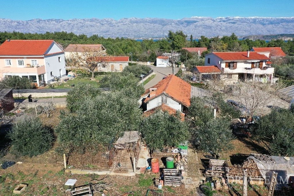 STAVEBNÍ POZEMEK 1711m2 - VRSI