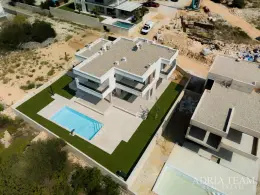 ELEGANTNÍ VILA S BAZÉNEM – NOVALJA, ŠKUNCINI STANI nemovitost na prodej