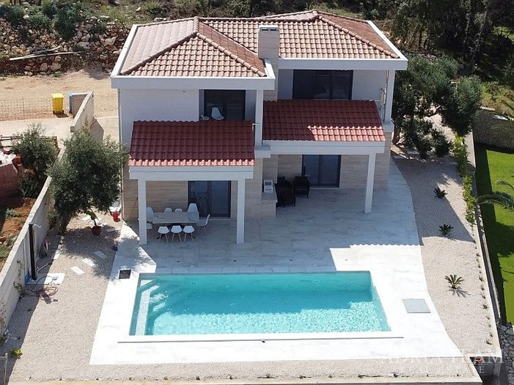 NOVĚ POSTAVENÁ VILA VZDÁLENÁ POUHÝCH 40m OD MOŘE - JAKIŠNICA, PAG