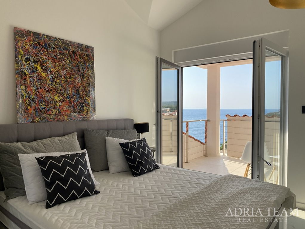 NOVĚ POSTAVENÁ VILA VZDÁLENÁ POUHÝCH 40m OD MOŘE - JAKIŠNICA, PAG