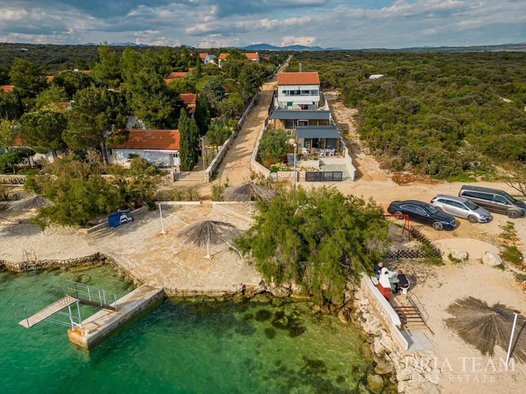 DŮM + 2 MOBILNÍ DOMY, PRVNÍ ŘADA PRI MOŘI - MANDRE, PAG