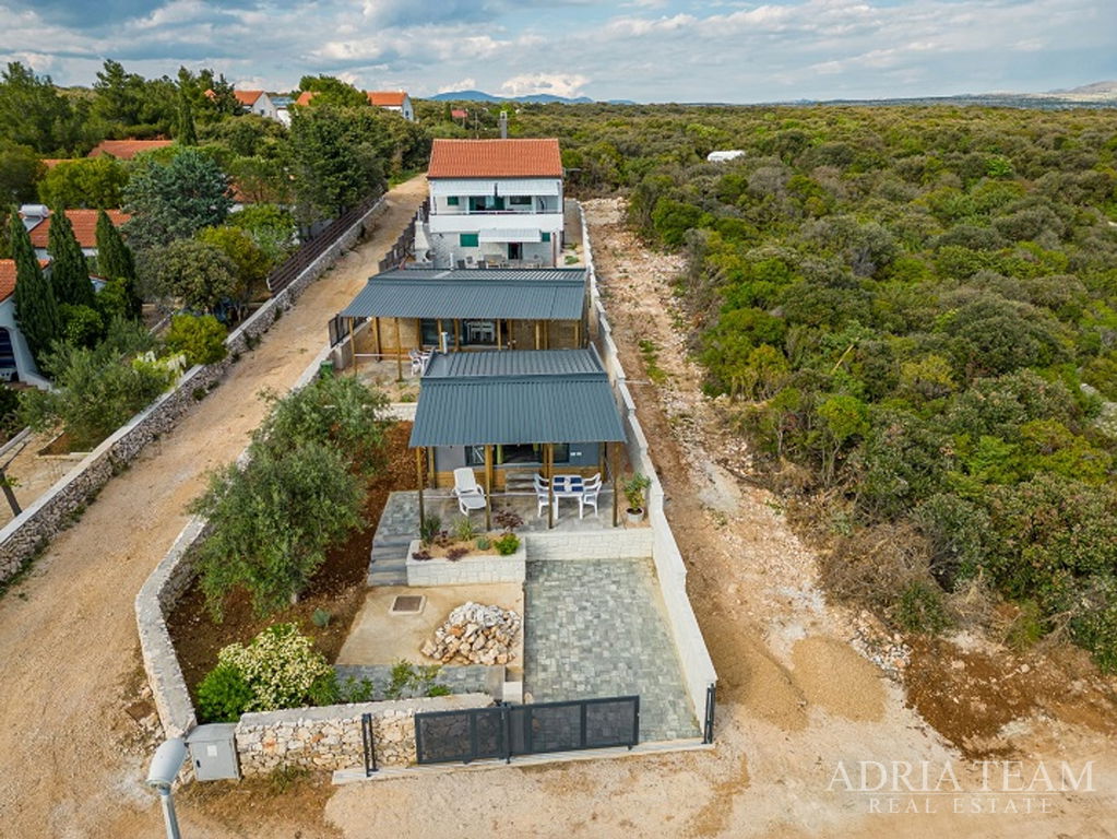 DŮM + 2 MOBILNÍ DOMY, PRVNÍ ŘADA PRI MOŘI - MANDRE, PAG