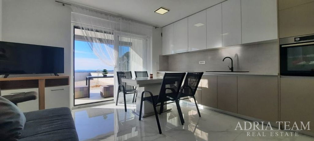 APARTMÁN V NOVOSTAVBĚ, VÝHLED NA MOŘE, ZAHRADA 240m2 - POVLJANA, PAG