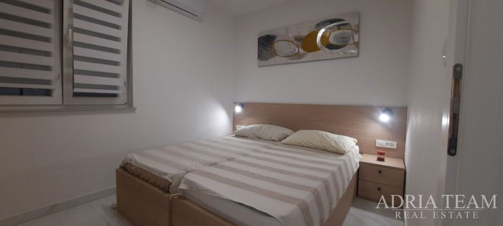 APARTMÁN V NOVOSTAVBĚ, VÝHLED NA MOŘE, ZAHRADA 240m2 - POVLJANA, PAG