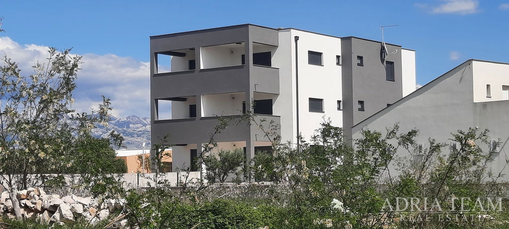 APARTMÁN V NOVOSTAVBĚ, VÝHLED NA MOŘE, ZAHRADA 240m2 - POVLJANA, PAG