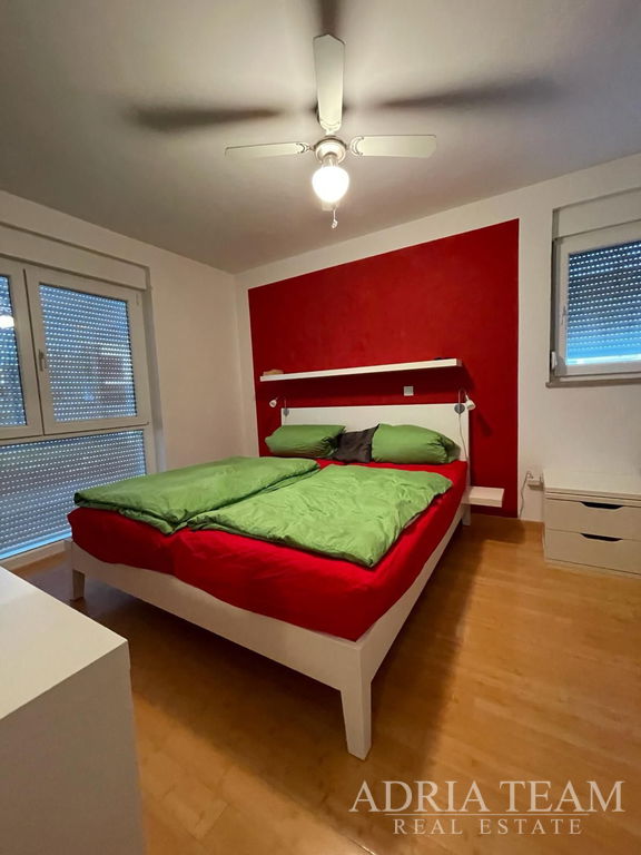 TROJIZBOVÝ BYT V BLÍZKOSTI VŠECH SLUŽEB PRO ŽIVOT - PLOVANIJA, ZADAR