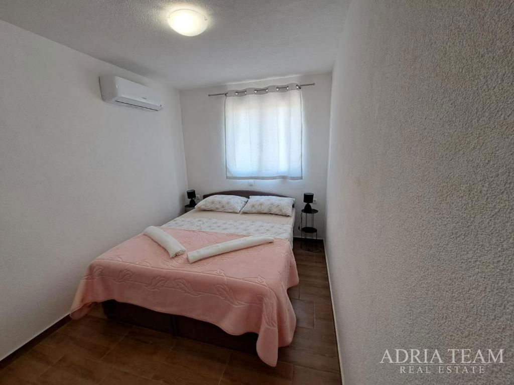 TŘÍPOKOJOVÝ APARTMÁN S VÝHLEDEM NA MOŘE - MASLENICA