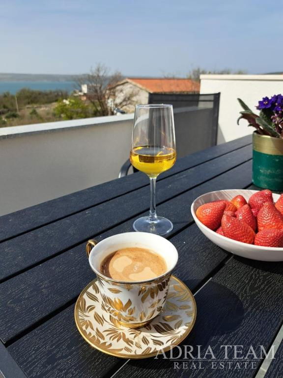 TŘÍPOKOJOVÝ APARTMÁN S VÝHLEDEM NA MOŘE - MASLENICA