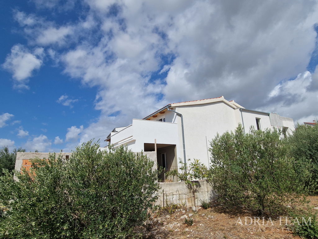 TŘÍPOKOJOVÝ APARTMÁN S VÝHLEDEM NA MOŘE - MASLENICA