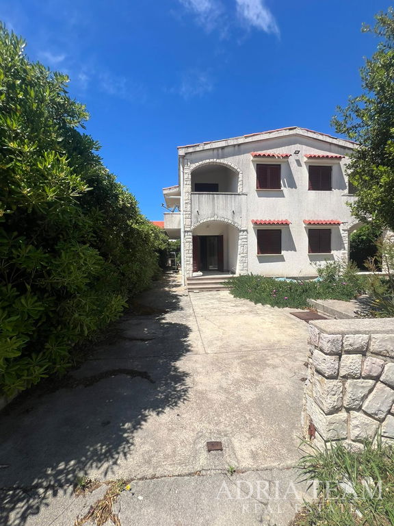 POLOVINA DOMU SE TŘEMI APARTMÁNY, VÝBORNÁ POLOHA, 140 m OD PLÁŽE - POVLJANA, PAG