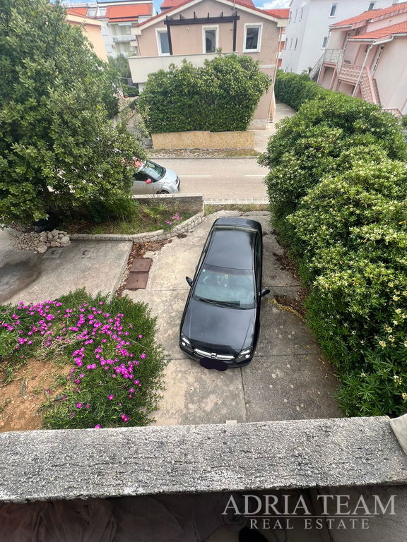 POLOVINA DOMU SE TŘEMI APARTMÁNY, VÝBORNÁ POLOHA, 140 m OD PLÁŽE - POVLJANA, PAG