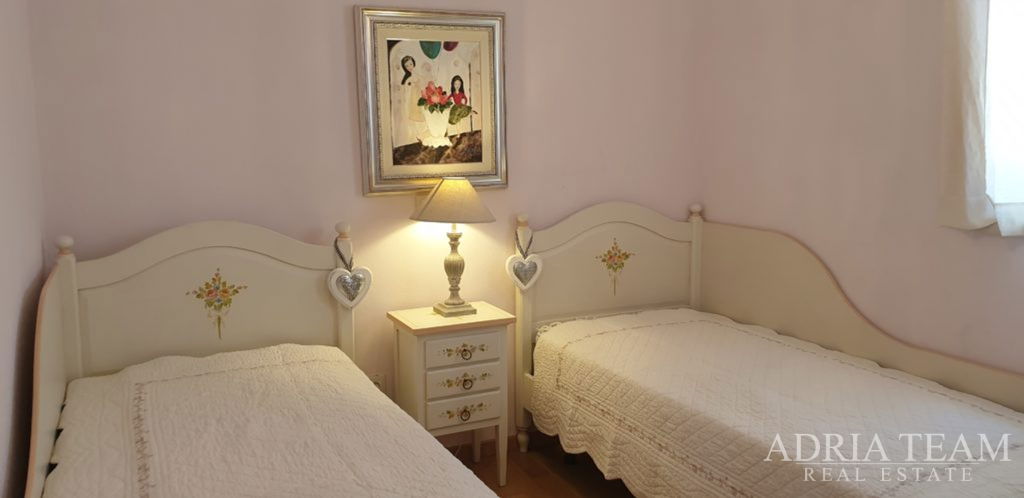 RODINNÁ VILA, 250 m OD MOŘE A CENTRA MĚSTA - NOVALJA, PAG