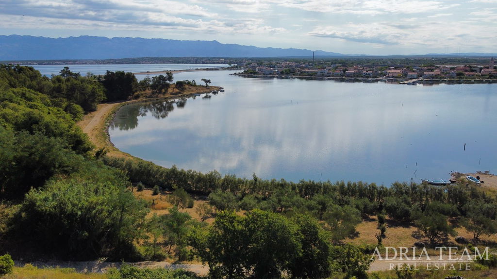 STAVEBNÍ POZEMEK PRVNÍ ŘADA U MOŘE S PROJEKTEM NA VILU, TOP LOKALITA – NIN, ZATON