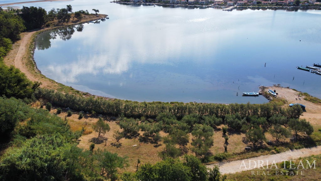 STAVEBNÍ POZEMEK PRVNÍ ŘADA U MOŘE S PROJEKTEM NA VILU, TOP LOKALITA – NIN, ZATON