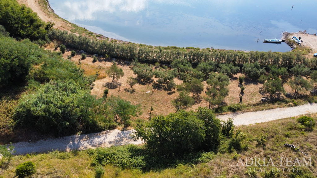 STAVEBNÍ POZEMEK PRVNÍ ŘADA U MOŘE S PROJEKTEM NA VILU, TOP LOKALITA – NIN, ZATON