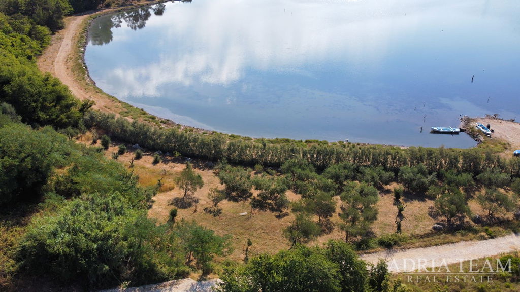 STAVEBNÍ POZEMEK PRVNÍ ŘADA U MOŘE S PROJEKTEM NA VILU, TOP LOKALITA – NIN, ZATON