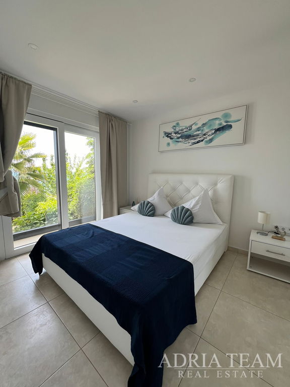 LUXUSNÍ APARTMÁN, 1. ŘADA U MOŘE, MODERNÍ DESIGN – BIBINJE