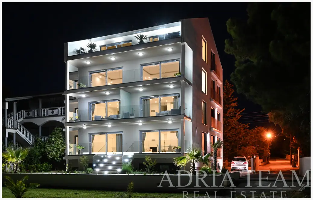 LUXUSNÍ APARTMÁN, 1. ŘADA U MOŘE, MODERNÍ DESIGN – BIBINJE