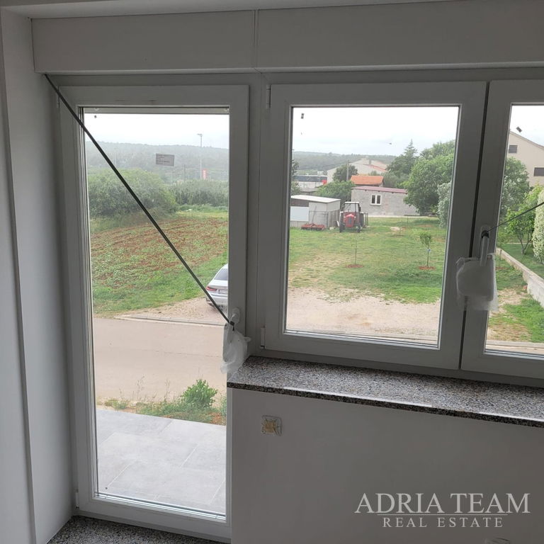 APARTMÁN SE ZAHRADOU, KLIDNÁ A TICHÁ POLOHA - POSEDARJE, ZADAR