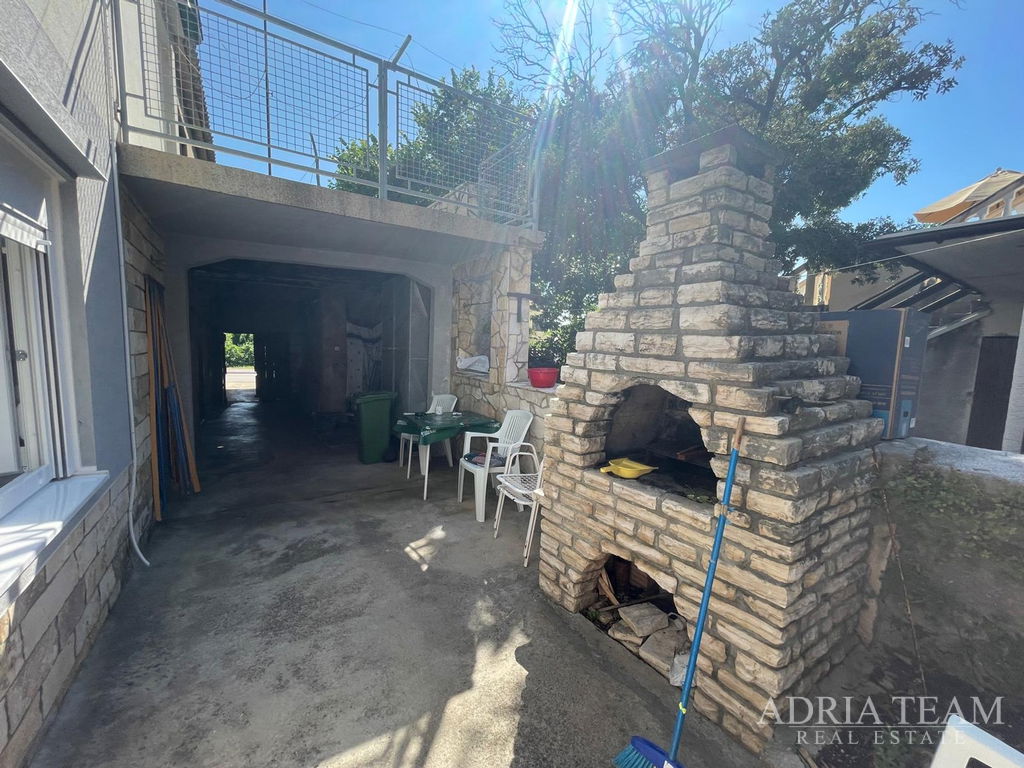 DŮM VZDÁLENÝ 650 M OD MOŘE, CENTRUM – POVLJANA, PAG