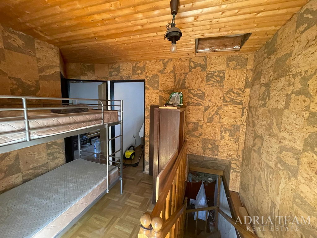 DŮM VZDÁLENÝ 650 M OD MOŘE, CENTRUM – POVLJANA, PAG