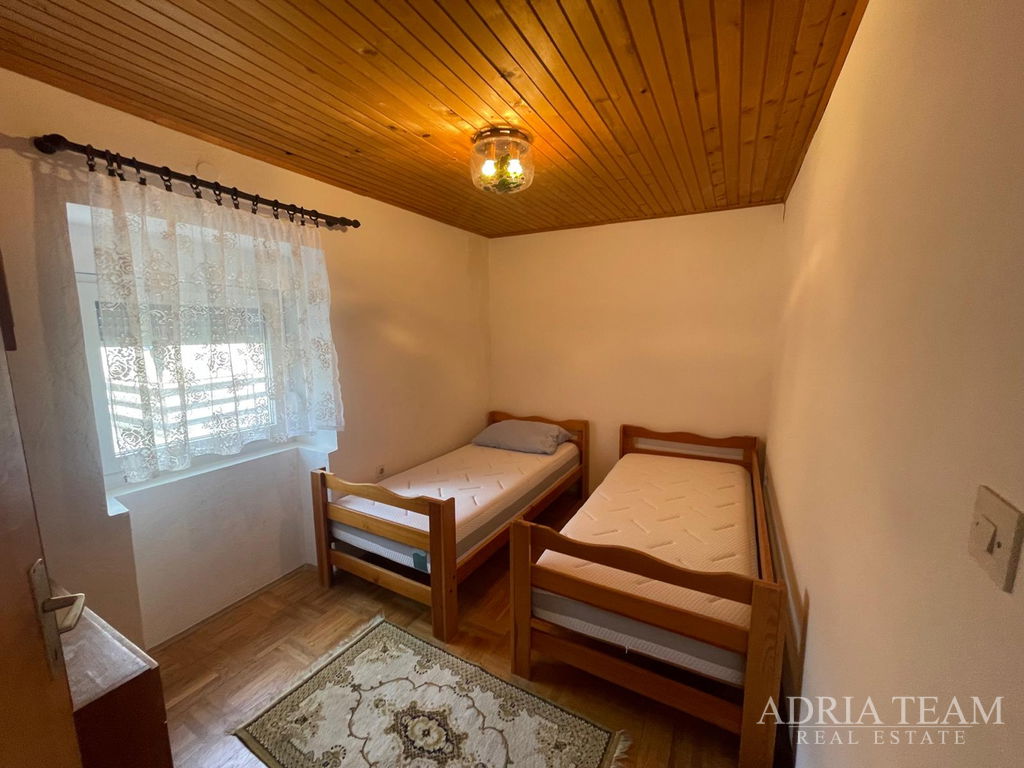 DŮM VZDÁLENÝ 650 M OD MOŘE, CENTRUM – POVLJANA, PAG