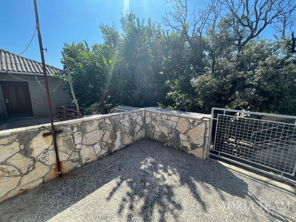 DŮM VZDÁLENÝ 650 M OD MOŘE, CENTRUM – POVLJANA, PAG