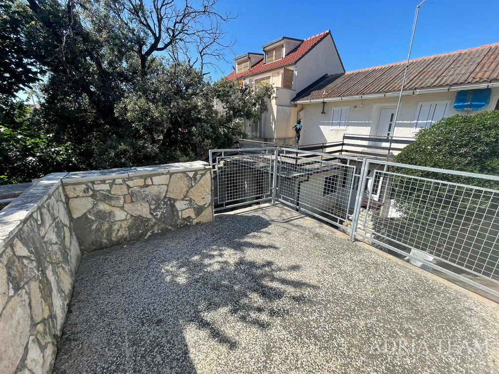 DŮM VZDÁLENÝ 650 M OD MOŘE, CENTRUM – POVLJANA, PAG