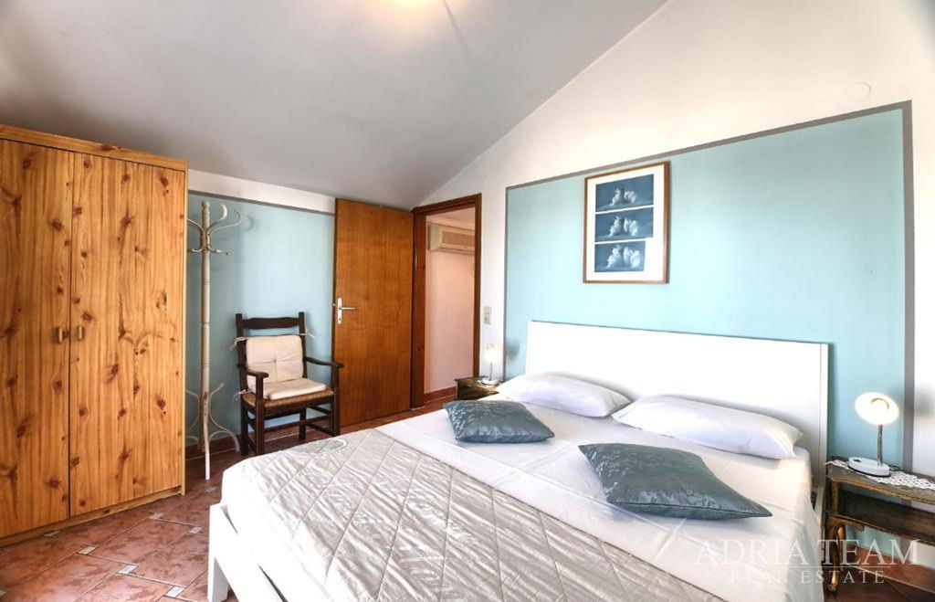 DŮM SE 3 BYTOVÝMI JEDNOTKAMI – NEVIĐANE, OSTROV PAŠMAN