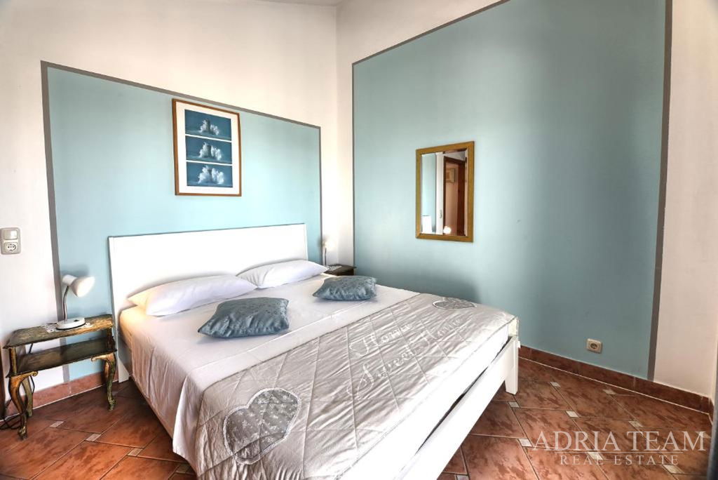 DŮM SE 3 BYTOVÝMI JEDNOTKAMI – NEVIĐANE, OSTROV PAŠMAN