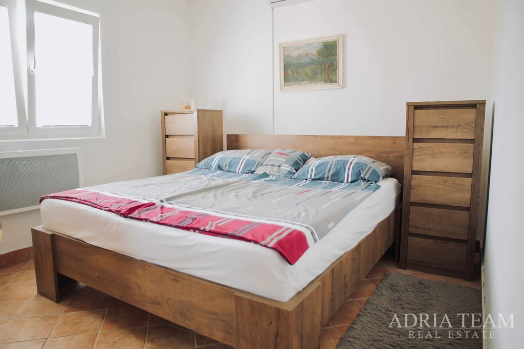 REKONSTRUOVANÝ DŮM S VÝHLEDEM NA MOŘE A 4 BYTOVÝMI JEDNOTKAMI - VIR