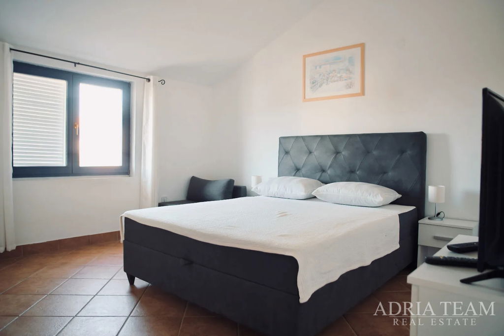 REKONSTRUOVANÝ DŮM S VÝHLEDEM NA MOŘE A 4 BYTOVÝMI JEDNOTKAMI - VIR