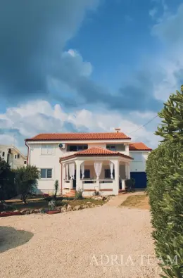 REKONSTRUOVANÝ DŮM S VÝHLEDEM NA MOŘE A 4 BYTOVÝMI JEDNOTKAMI - VIR nemovitost na prodej