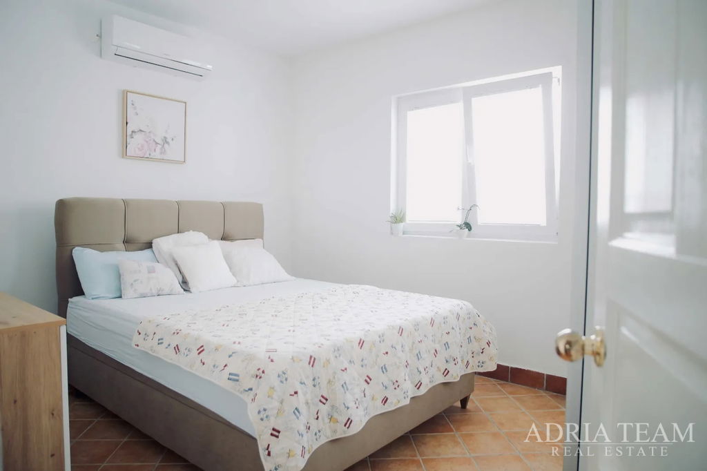 REKONSTRUOVANÝ DŮM S VÝHLEDEM NA MOŘE A 4 BYTOVÝMI JEDNOTKAMI - VIR