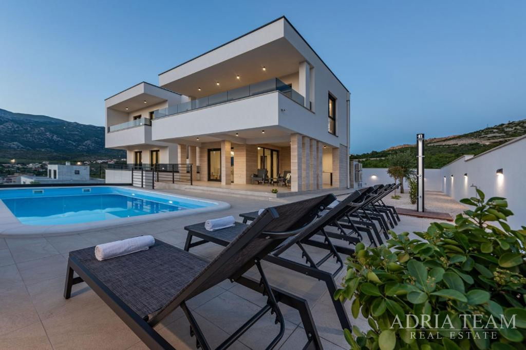 NOVĚ VYBUDOVANÁ VILA S VÝHLEDEM NA MOŘE, HORY A LES – ROVANJSKA