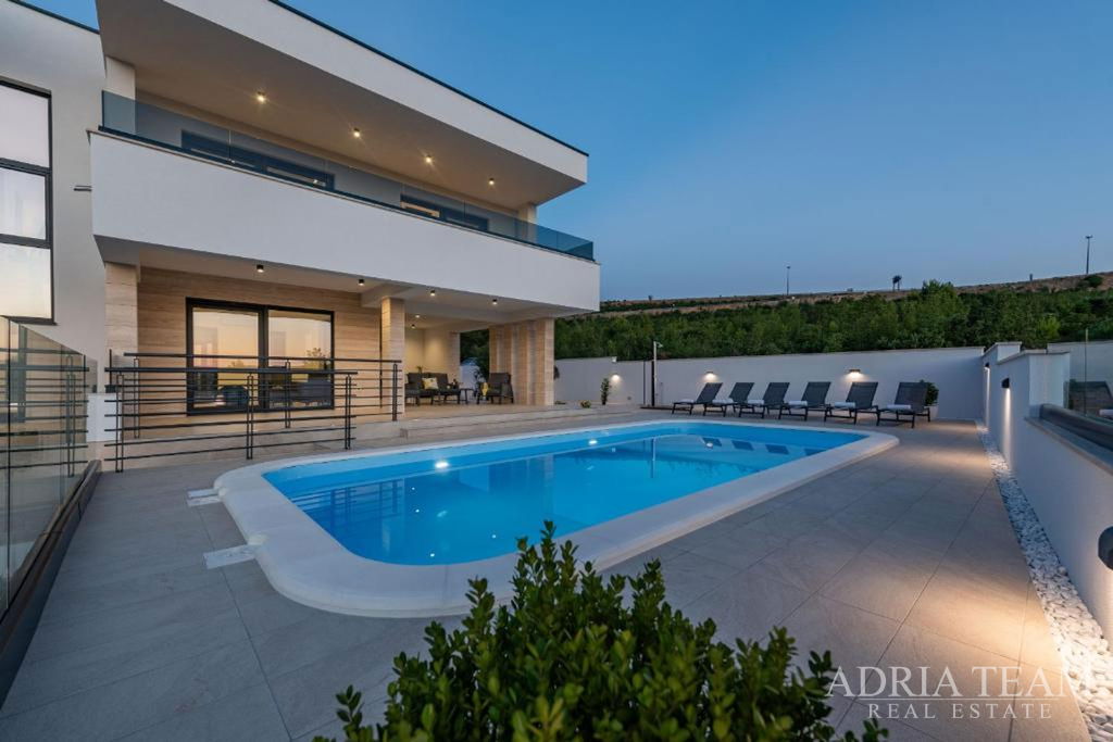 NOVĚ VYBUDOVANÁ VILA S VÝHLEDEM NA MOŘE, HORY A LES – ROVANJSKA