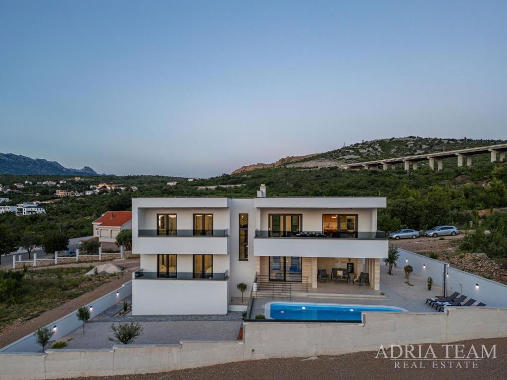 NOVĚ VYBUDOVANÁ VILA S VÝHLEDEM NA MOŘE, HORY A LES – ROVANJSKA