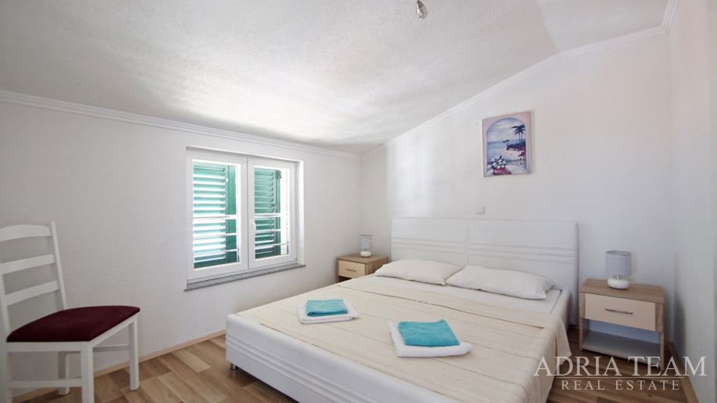 APARTMÁNOVÝ DŮM S DEVÍTI BYTOVÝMI JEDNOTKAMI, 2. ŘADA U MOŘE – PAG