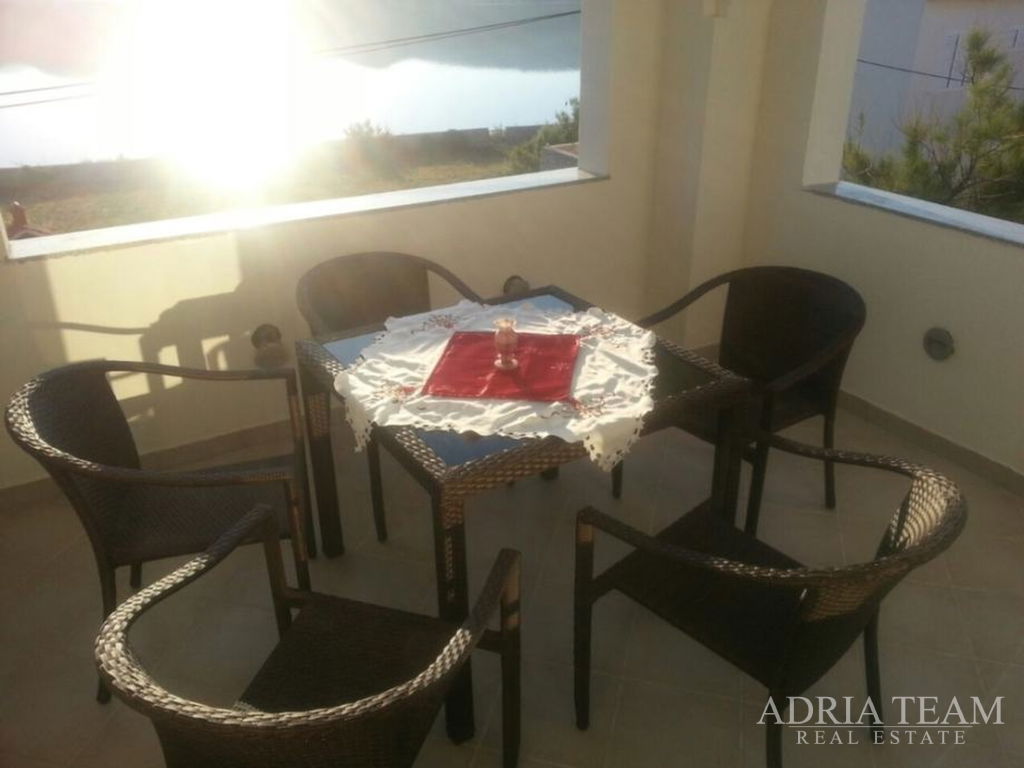 APARTMÁNOVÝ DŮM S DEVÍTI BYTOVÝMI JEDNOTKAMI, 2. ŘADA U MOŘE – PAG