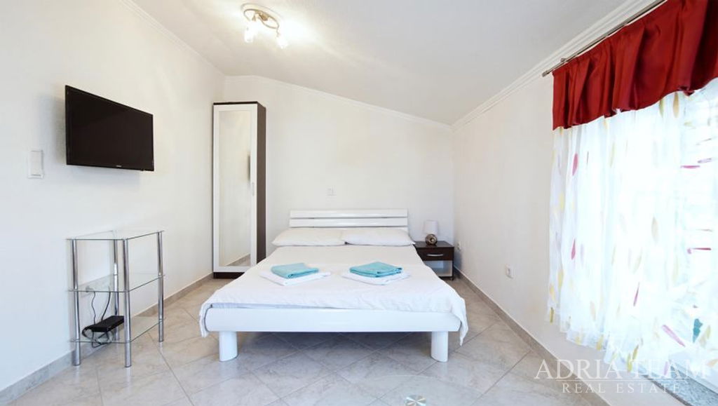 APARTMÁNOVÝ DŮM S DEVÍTI BYTOVÝMI JEDNOTKAMI, 2. ŘADA U MOŘE – PAG