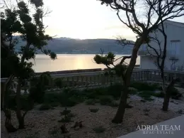 APARTMÁNOVÝ DŮM S DEVÍTI BYTOVÝMI JEDNOTKAMI, 2. ŘADA U MOŘE – PAG nemovitost na prodej