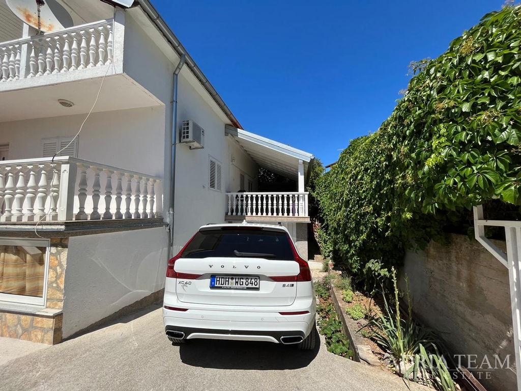 ZREKONSTRUOVANÝ APARTMÁNOVÝ DŮM 200 M OD MOŘE, GARÁŽ A ZAHRADA – GORNJI KARIN