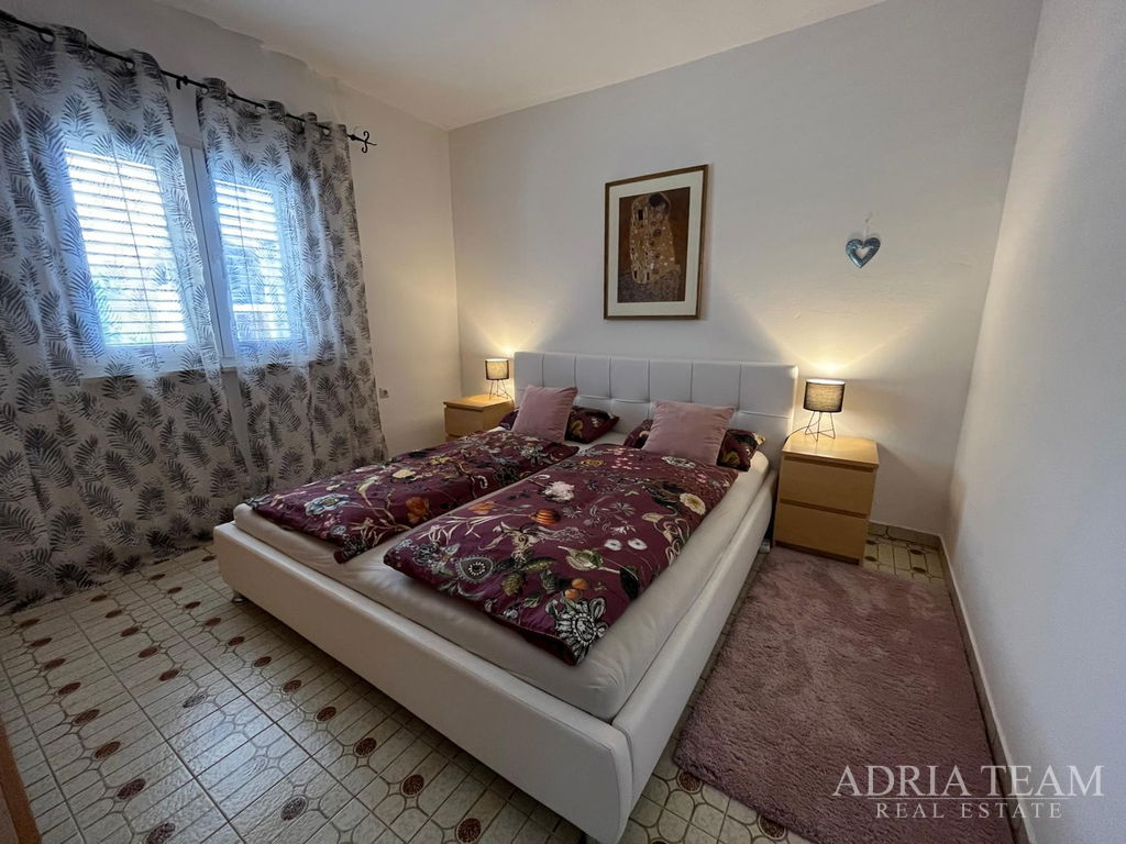 ZREKONSTRUOVANÝ APARTMÁNOVÝ DŮM 200 M OD MOŘE, GARÁŽ A ZAHRADA – GORNJI KARIN