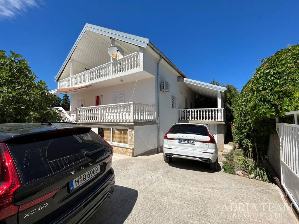 ZREKONSTRUOVANÝ APARTMÁNOVÝ DŮM 200 M OD MOŘE, GARÁŽ A ZAHRADA – GORNJI KARIN